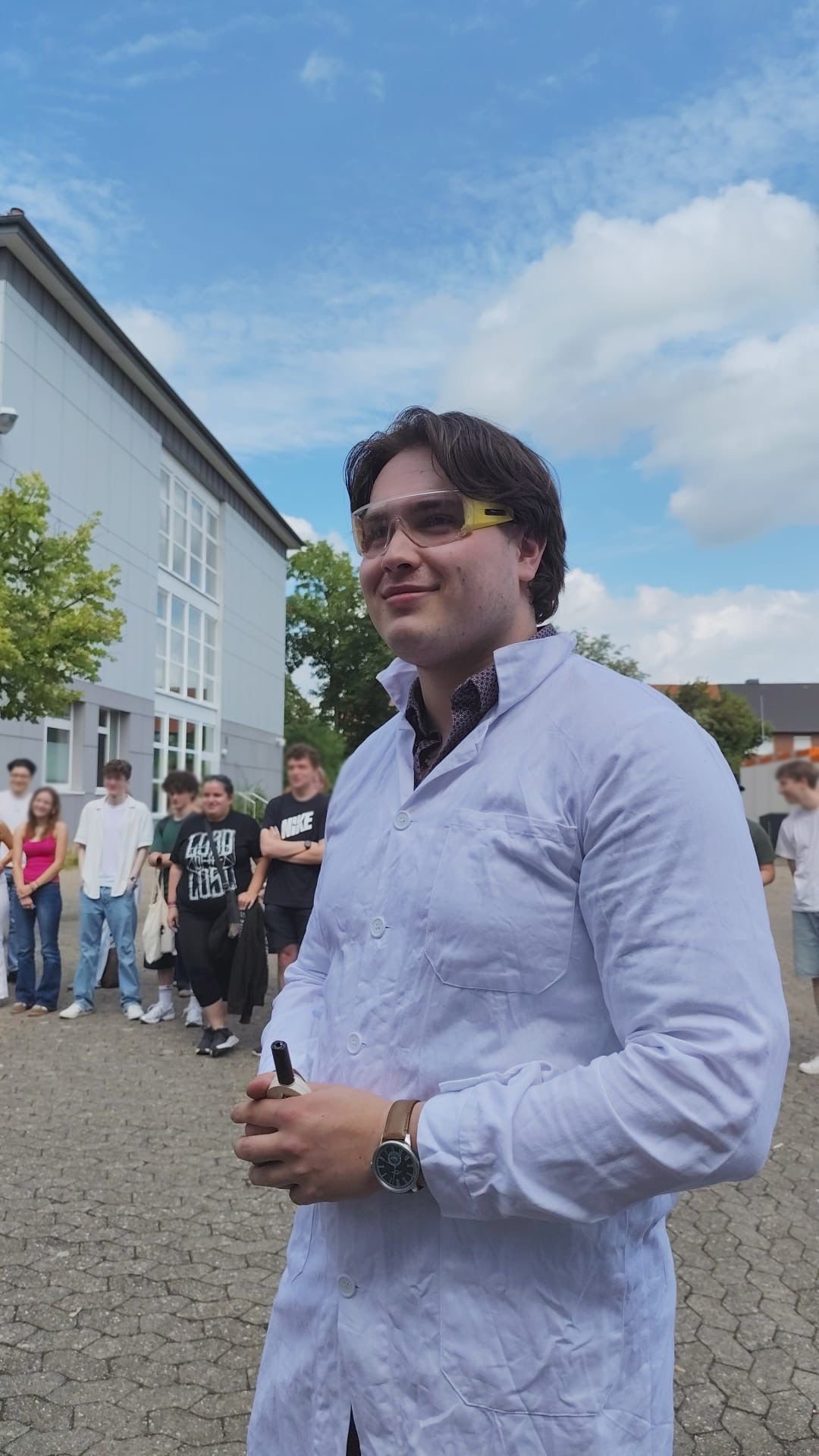 Experiment an meiner alten Schule — zu Ehren einer Chemielehrerin im Ruhestand